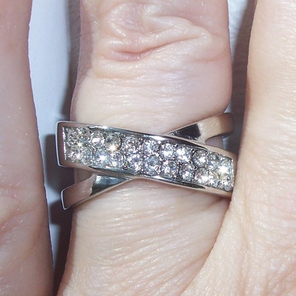 STAINLESS STEEL Top Grade Crystal Crossover Ring - Picture 4 of 16